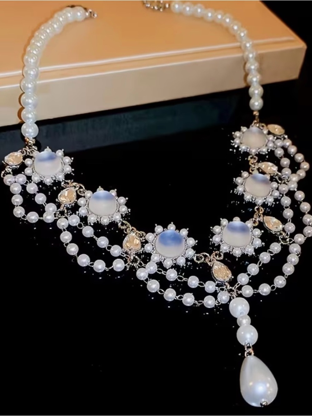 Elegant White imitation moon stones and Pearls choker Necklace